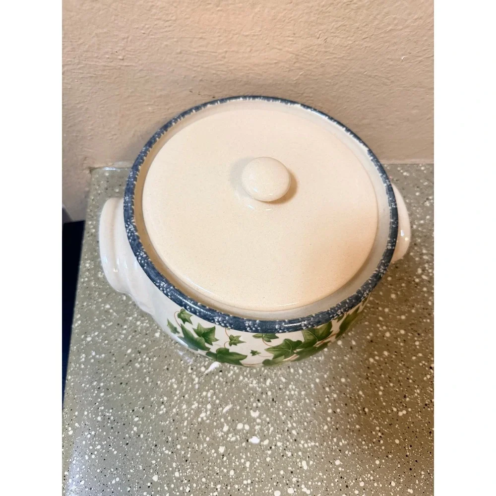 Vintage Style Ivy Leaf Ceramic Casserole Dish with Lid Blue Speckled‎ Rim Cream